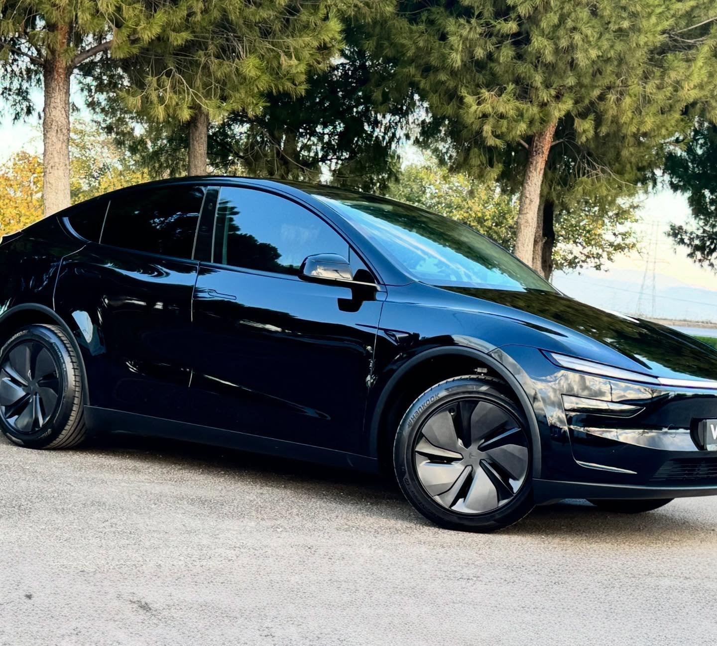Tesla Model Y Premium yan profil